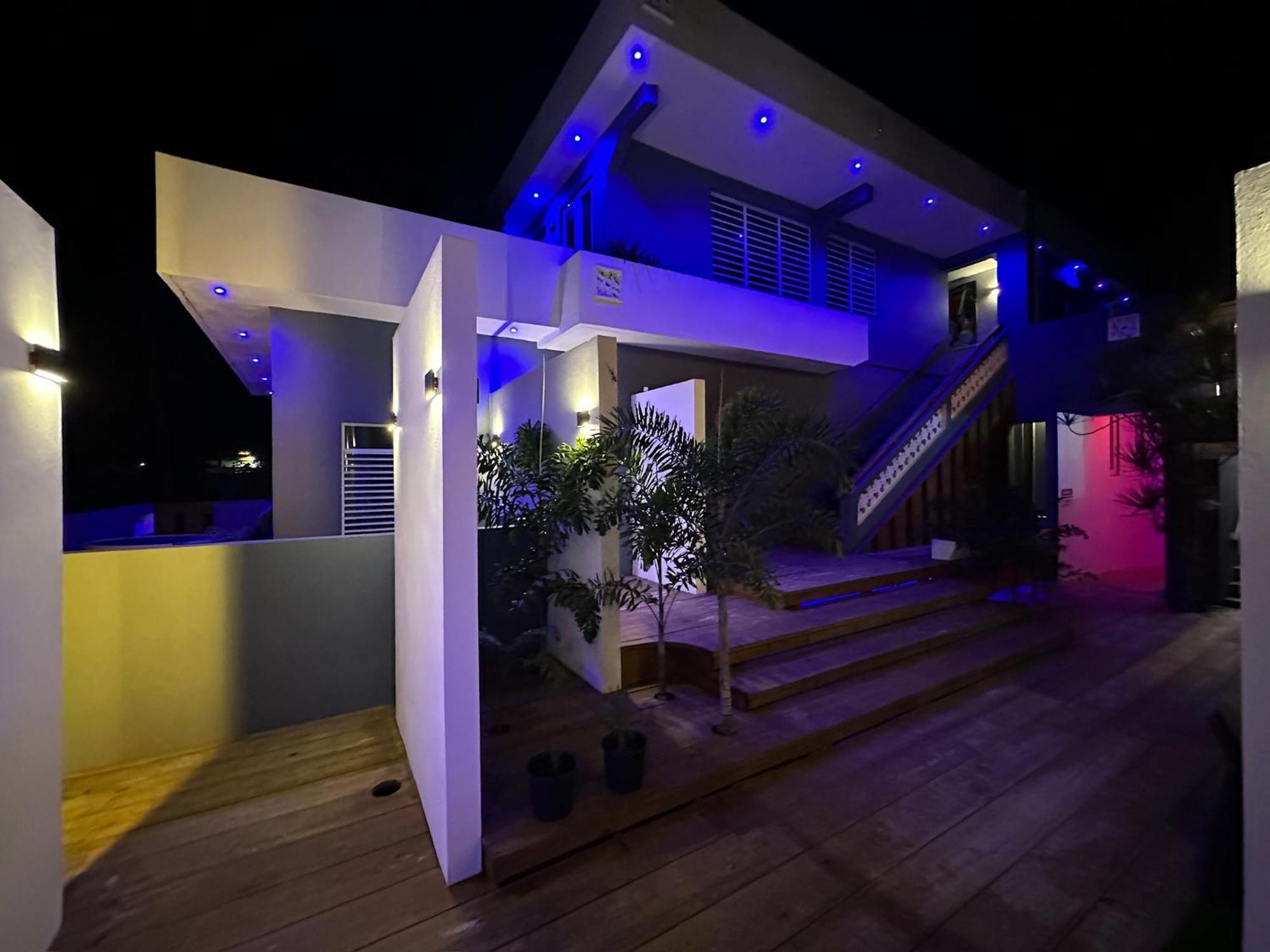 ויסקז Old Crow Hotel And Suites מראה חיצוני תמונה