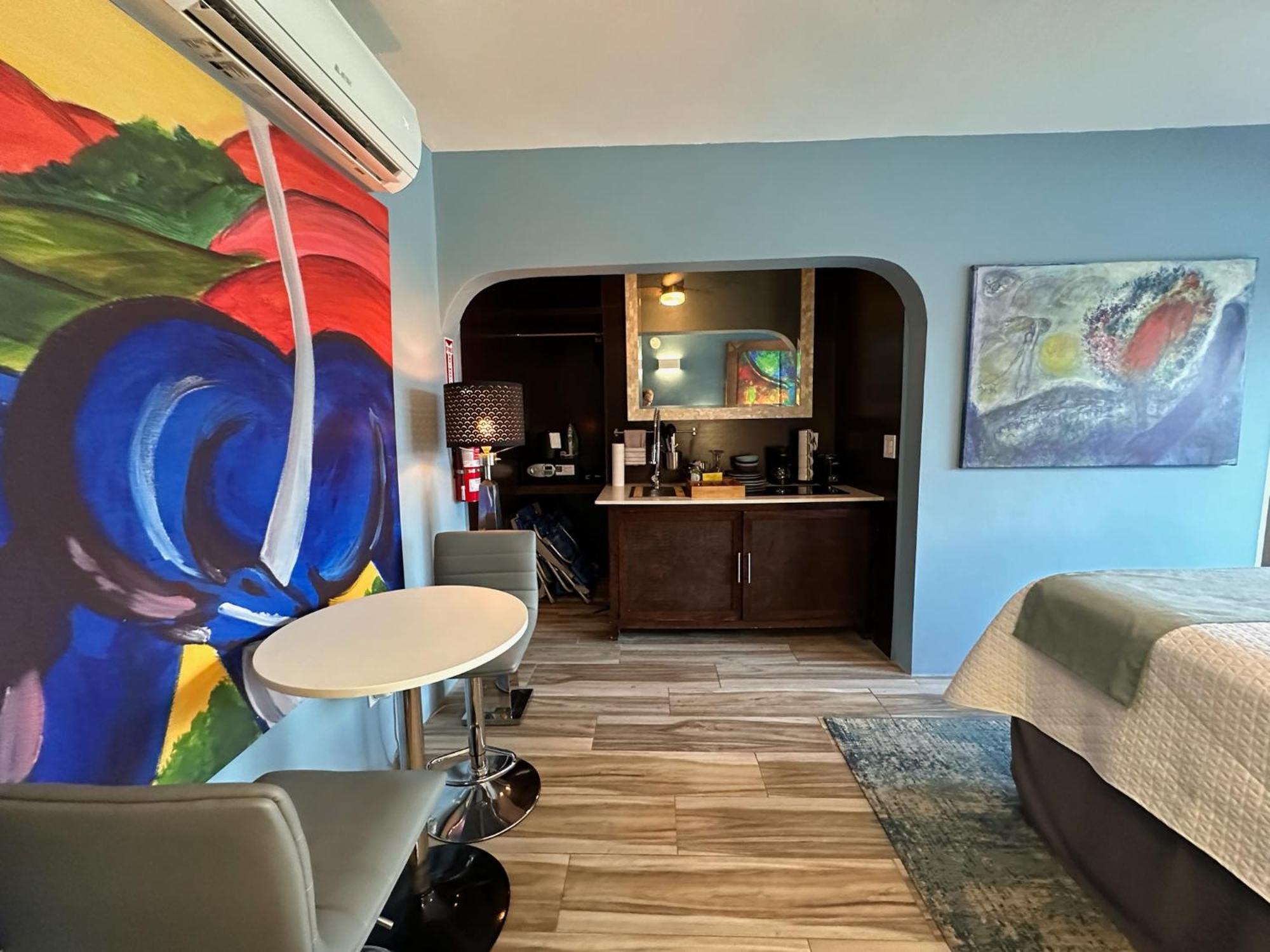 ויסקז Old Crow Hotel And Suites מראה חיצוני תמונה